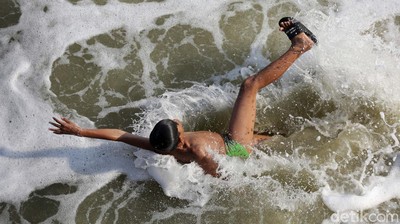 Air BKT Berbusa, Anak-anak Ini Cuek Berenang