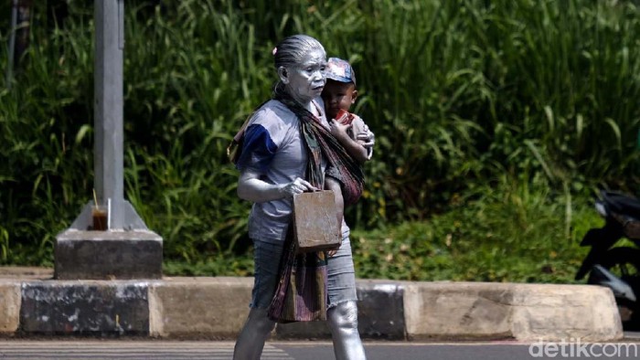 Aksi Nenek Mumun, Manusia Silver dari Tangsel Nenek Mumun sehari-hari berprofesi sebagai manusia silver dan beroperasi di lampu merah. Ia menjalani pekerjaan ini untuk memenuhi kebutuhan hidupnya.
