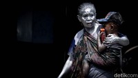 Nenek Mumun turut membawa cucunya Reihan saat mengemis.