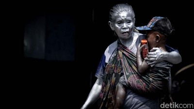 Nenek Mumun, Manusia Silver yang Gendong Cucu di Perempatan Tangsel