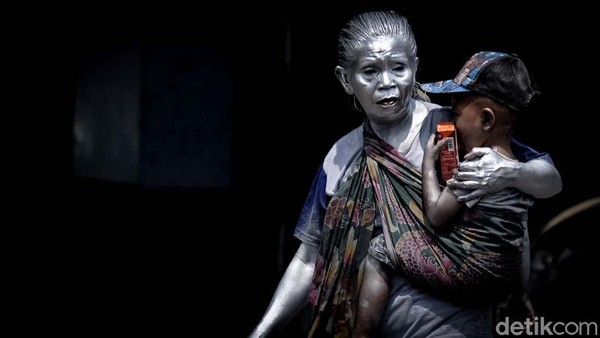 Nenek Mumun, Manusia Silver yang Gendong Cucu di Perempatan Tangsel