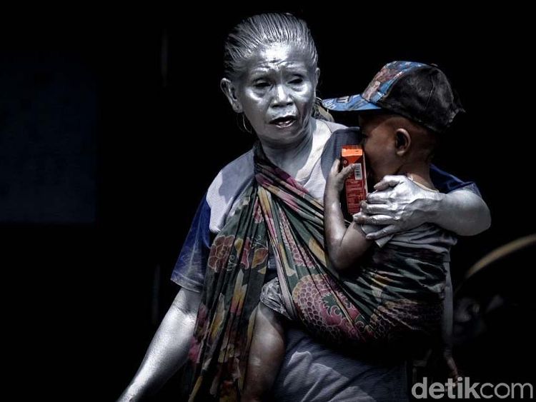 Potret Manusia Silver buat Cari Rezeki yang Kini Dicap Haram