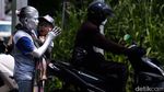 Nenek Mumun, Manusia Silver yang Gendong Cucu di Perempatan Tangsel