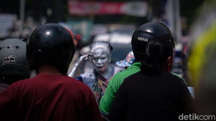 Aksi Nenek Mumun, Manusia Silver dari Tangsel Nenek Mumun sehari-hari berprofesi sebagai manusia silver dan beroperasi di lampu merah. Ia menjalani pekerjaan ini untuk memenuhi kebutuhan hidupnya.