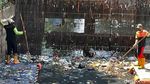Aksi Petugas Bersihkan Sampah dengan Alat Seadanya