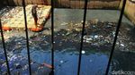 Aksi Petugas Bersihkan Sampah dengan Alat Seadanya