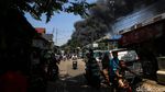 Aksi Petugas Damkar Jinakkan Api di Pabrik Karung yang Terbakar