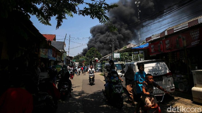 Aksi Petugas Damkar Padamkan Api yang Bakar Pabrik Karung di Depok Kebakaran terjadi di sebuah pabrik karung di kawasan Depok. Petugas pemadam kebakaran pun telah tiba di lokasi kejadian untuk memadamkan api.