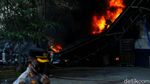 Aksi Petugas Damkar Jinakkan Api di Pabrik Karung yang Terbakar