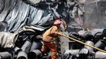 Aksi Petugas Damkar Jinakkan Api di Pabrik Karung yang Terbakar
