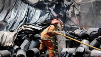 Sejumlah unit kendaraan pemadam kebakaran pun kini telah dikerahkan ke lokasi.  