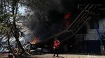 Aksi Petugas Damkar Jinakkan Api di Pabrik Karung yang Terbakar