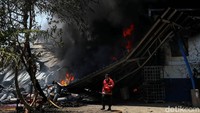 Kabid Penanggulangan Bencana Dinas Pemadam Kebakaran dan Penyelamatan Damkar Kota Depok, Denny Romulo, mengatakan ada 7 armada yang dikerahkan untuk memadamkan kebakaran pabrik karung tersebut.