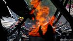 Aksi Petugas Damkar Jinakkan Api di Pabrik Karung yang Terbakar