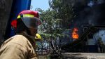 Aksi Petugas Damkar Jinakkan Api di Pabrik Karung yang Terbakar