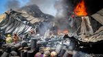 Aksi Petugas Damkar Jinakkan Api di Pabrik Karung yang Terbakar
