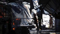 Hingga kini belum diketahui penyebab dari kebakaran di pabrik karung tersebut. Indikasi adanya korban atau kerugian pun masih diselidiki petugas.