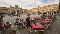 Alun-alun utama Salamanca terasa seperti karya seni tunggal, bukan kumpulan bangunan mengesankan yang disatukan. Dulunya digunakan untuk adu banteng, Plaza Mayor dikelilingi oleh bangunan batu pasir abad ke-18. (iStock)