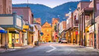 Jangan bayangkan seperti di Times Square di New York, Santa Fe Plaza berbeda. Bagian dari daya tarik di sini adalah kios-kios pasar, tetapi bangunan di sekitar alun-alun sangat khas. (iStock)