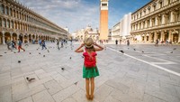 Piazza San Marco di Venesia adalah alun-alun kota paling terkenal sebagai tempat turis datang untuk disengat karena kopi yang sangat mahal. Di sini terlihat Basilika St Mark mendominasi ujung timur, tapi bisa dibilang ratusan jendela melengkung di Procuratie Vecchie dan Procuratie Nuove yang memberikan struktur dan kemegahan. (iStock)