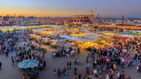 Alun-alun Djemaa El Fna Square berada di Marrakesh, salah satu kota ramai wisatawan di Maroko.  Kamu akan melihat asap mengepul dari warung makan, jus jeruk segar dihancurkan, dan penawar mencoba meminta bayaran untuk berfoto dengan ular mereka. Seperti pasar yang semuanya serba ada! (iStock)