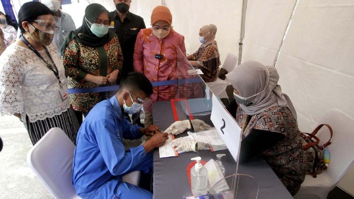 Asyik! Buruh di Bandung Dapat Subsidi Upah Bantuan Subsidi Upah (BSU) untuk para pekerja mulai dicairkan. Salah satunya dilakukan di halaman PT Perusahaan Industri Ceres, Bandung.