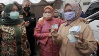 Menteri Ketenagakerjaan Ida Fauziyah (dua kanan), Dirjen Pembinaan Hubungan Industrial dan Jaminan Sosial Tenaga Kerja Kemenaker Indah Anggoro Putri (kiri), Direktur Hubungan Kelembagaan Bank Mandiri Rohan Hafas (dua kiri) berbincang dengan pegawai penerima Bantuan Subsidi Upah (BSU) di halaman PT Perusahaan Industri Ceres, Bandung, Jumat (10/9).