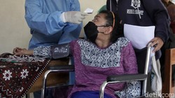 Siswa/i berkebutuhan khusus mengikuti vaksinasi massal di Sekolah Luar Biasa (SLB) Negeri 1, Bantul, Ngestiharjo, Kasihan, Yogyakarta. Begini Ekspresinya.