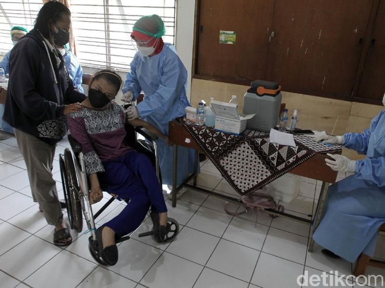 Begini Ekspresi Pelajar SLB Jalani Vaksinasi COVID-19