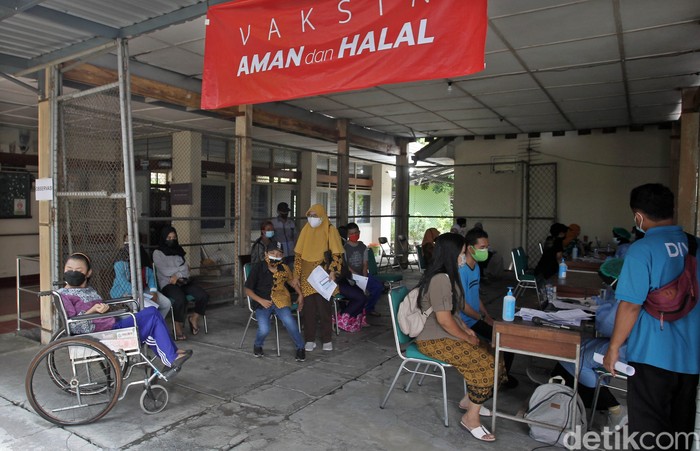 Siswa/i berkebutuhan khusus mengikuti kegiatan vaksinasi massal di Sekolah Luar Biasa (SLB) Negeri 1, Bantul, Ngestiharjo, Kasihan, Bantul, Yogyakarta, Jumat (10/9/2021). Pemberian vaksinasi kali ini diharapkan bisa memberikan perlindungan khususnya bagi pelajar SLB.