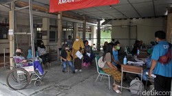 Siswa/i berkebutuhan khusus mengikuti vaksinasi massal di Sekolah Luar Biasa (SLB) Negeri 1, Bantul, Ngestiharjo, Kasihan, Yogyakarta. Begini Ekspresinya.