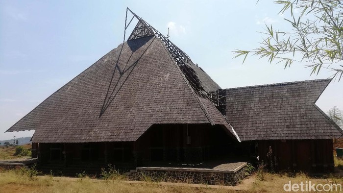 Gedung Geo Theater digadang-gadang bakal jadi pusat pertunjukan seni di Jawa Barat. Bangunan itu kini terbengkai setelah diterjang puting beliung pada Desember 2020 lalu.