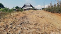 Berdasarkan situs resmi pemkab Sumedang, sumedangkan.go.id, gedung Geo Theater dengan seluruh fasilitas umum dan fasilitas sosialnya itu, jika dirampungkan akan menelan anggaran Rp 25 miliar. Anggaran pembangunannya sendiri bersumber dari dana bantuan APBD Pemprov Jabar.