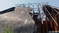 Bangunan yang didesain oleh Gubernur Jawa Barat Mochamad Ridwan Kamil itu, kini dibiarkan terkulai sendiri di atas lahan perbukitan seluas 11,6 Hektare (Ha). Atapnya jatuh terpuruk menyentuh tanah.