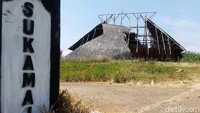 Gedung Geo Theater yang digadang-gadang bakal jadi pusat pertunjukan seni di Jawa Barat, kini tampak tidak berdenyut lagi. Bangunannya porak poranda sejak diterjang angin puting beliung satu setengah tahun silam atau pada Desember 2020.