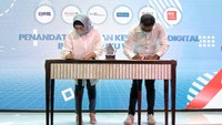Wakil Direktur Utama BNI Adi Sulistyowati dan CEO Buku Warung Abhinay Peddisetty menandatangani MoU Kemitraan Digital di Jakarta, Jumat (10/9). 