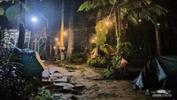 Susana malam di camping ground Curug Batu Gede Cisuren.