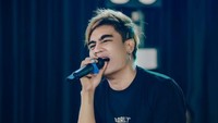 Charly Van Houten mengawali kariernya sebagai pengamen di jalanan Bandung. Ia kerap mengamen di sekitar Stasiun Bandung dan Jalan Braga sebelum ST12 terkenal. Foto: Charly Van Houten