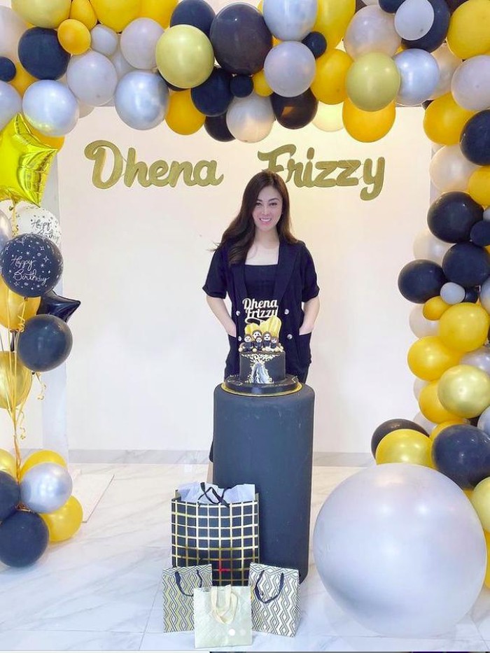 Dhena Devanka Momen ulang tahun Dhena Devanka rayakan dengan Jonathan Frizzy