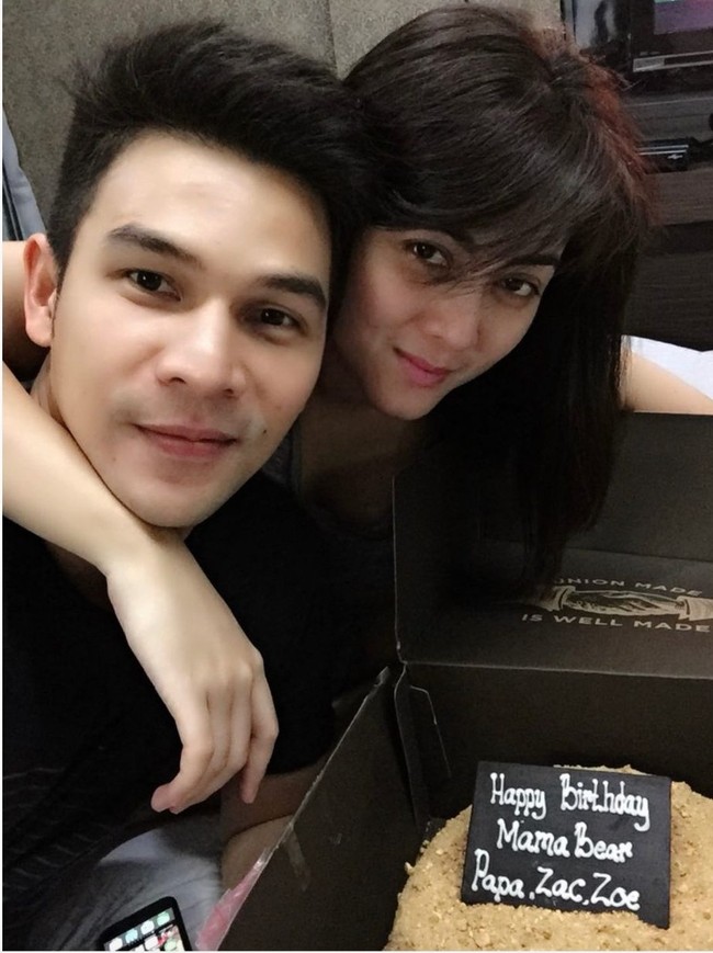 Rumah tangga Dhena Devanka dan Jonathan Frizzy belakangan sedang jadi perbincangan hangat. Usai 9 tahun menjalani kehidupan suami-istri, keduanya kini memutuskan untuk bercerai. Salah satu alasan perceraian tersebut ialah KDRT yang dialami satu sama lain. Dhena dan Jonathan Frizzy diketahui saling melaporkan satu sama lain. Foto: dok. Instagram Dhena Devanka