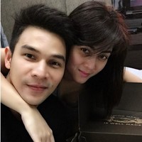 Rumah tangga Dhena Devanka dan Jonathan Frizzy belakangan sedang jadi perbincangan hangat. Usai 9 tahun menjalani kehidupan suami-istri, keduanya kini memutuskan untuk bercerai. Salah satu alasan perceraian tersebut ialah KDRT yang dialami satu sama lain. Dhena dan Jonathan Frizzy diketahui saling melaporkan satu sama lain. Foto: dok. Instagram Dhena Devanka