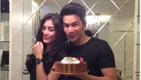 Dhena Devanka mengenang saat mendapat hadiah jam tangan dari Jhonathan Frizzy. Foto: dok. Instagram Dhena Devanka