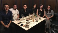 2015 Jonathan Frizzy merayakan ulang tahun Dhena Devanka bersama dengan teman-teman sang istri. Foto: dok. Instagram Dhena Devanka
