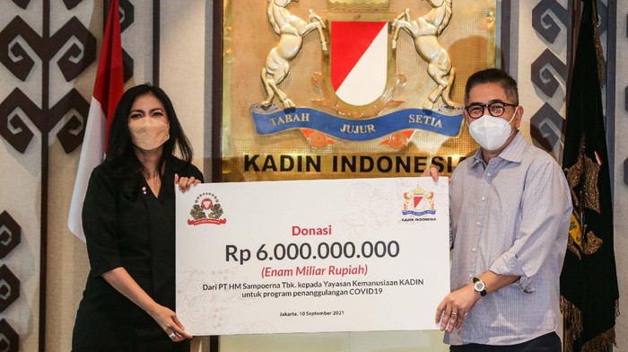 Donasi untuk Tangani Pandemi COVID-19 Dukungan kepada pemerintah untuk tangani pandemi COVID-19 terus diberikan. Salah satunya diberikan oleh PT HM Sampoerna melalui Yayasan Kemanusiaan Kadin.
