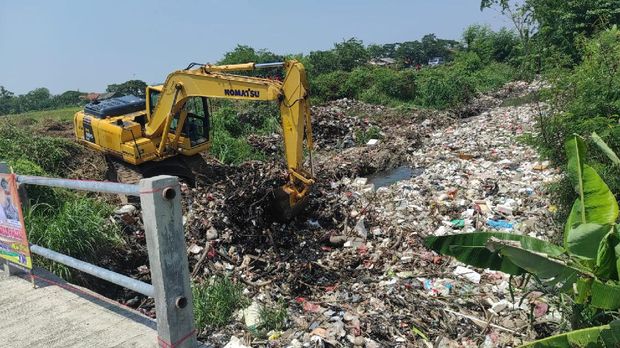 Eskavator angkut sampah di Kali Busa, Tambun Utara, Kabupaten Bekasi, Jawa Barat.