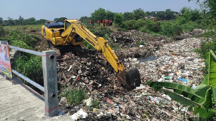 Eskavator angkut sampah di Kali Busa, Tambun Utara, Kabupaten Bekasi, Jawa Barat.