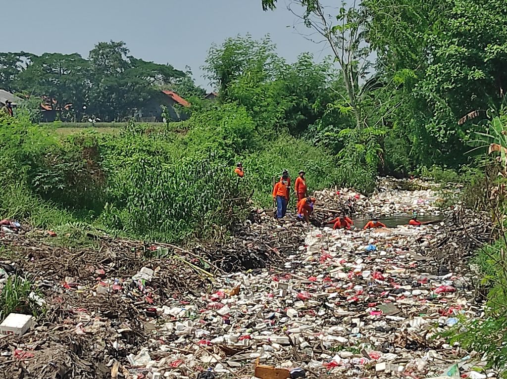 Eskavator angkut sampah di Kali Busa, Tambun Utara, Kabupaten Bekasi, Jawa Barat. Eskavator angkut sampah di Kali Busa, Tambun Utara, Kabupaten Bekasi, Jawa Barat.