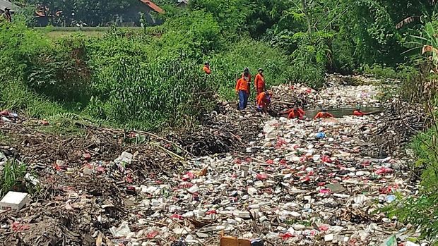 Eskavator angkut sampah di Kali Busa, Tambun Utara, Kabupaten Bekasi, Jawa Barat.