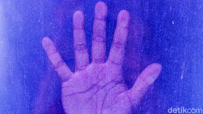 Fenomena Kampung Janda Mendengar istilah 'Kampung Janda' pasti yang terbesit adalah wanita-wanita yang hidup tanpa suami di satu kampung. Tapi gimana realitanya?
Yups, memang sejak dulu sebagian penghuni Kampung Panyarang, Desa Ciburayut, Kabupaten Bogor itu dikenal sebagai 'Kampung Janda' dari dunia maya. Rata-rata dari mereka itu menjanda akibat ditinggal mati suaminya
sebagai penambang pasir, baik dari menggali dan menyaring pasir, hingga pemecah batu, untuk menghidupi keluarganya.