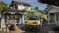 Seperti yang terlihat pada pagi yang cerah di Kampung Panyarang ini. Pagi hari disambut dengan suara truk pembawa hasil galian berlalu lalang, melintas ke kampung seberang untuk mencari material tambang. Maka tak heran, dengan sumber daya alam yang melimpah membuat warga kampung ini pun terlena, bebatuan yang dipukul secara tradisional juga bisa menghasilkan petaka, seperti banyak korban yang sudah berguguran akibat kecelakaan kerja.